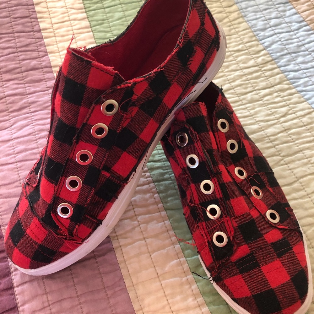 Bison plaid slide on tennis shoes.